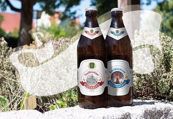 Das Bild zeigt 2 Bierflaschen auf einem Steinuntergrund und mit Kräutern im Hintergrund.