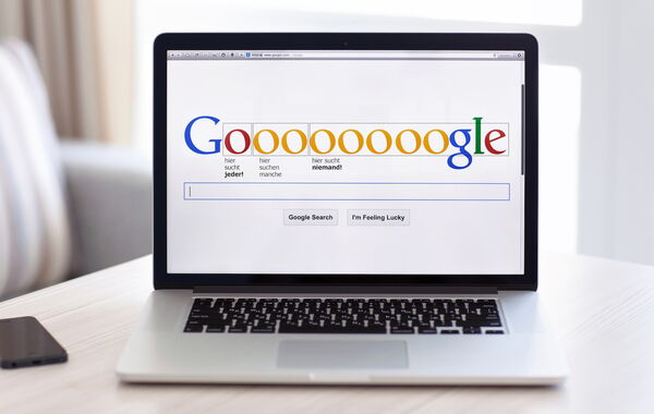 Bild zeigt die Startseite von Google auf einem Mac mit vielen O's im Wort Google