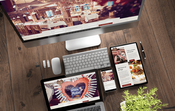 Das Bild zeigt die Website des Betriebs: " Sophies Alm" auf verschiedenen Ausgabegeräten