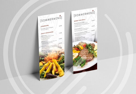 Eine Karte des Sommermenüs von Grillhaus. Abgebildet sind Vorder- und Rückseite.