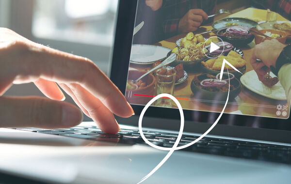 Bild zeigt den Imagefilm der Firma: "Taverna Delphi" Ausgespielt auf einem Laptop