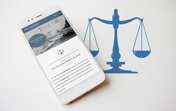 Das Bild zeigt die Website von "Kanzlei Müller & Köll" Ausgegeben auf einem Handy