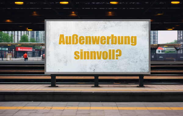 Bild zeigt einen Platz für eine Bautafel mit der Aufschrift: "Außenwerbung sinnvoll?"