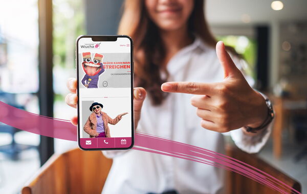 Das Bild zeigt die Website des Maler Betriebs:"Wiucha Malerbetrieb" auf dem Handy Ausgegeben