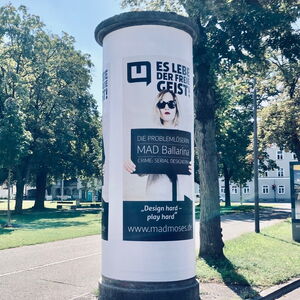 Bild zeigt die Ganzsäulenplakate von Madmoses in de Innenstadt von Landshut