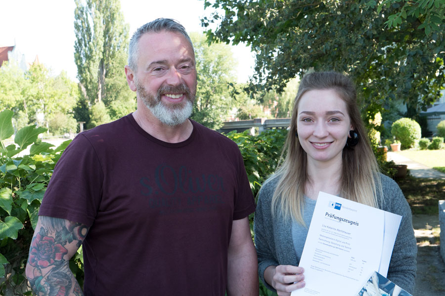 Abschluss Bild herr Moser mit einer Ausgelernten Azubi