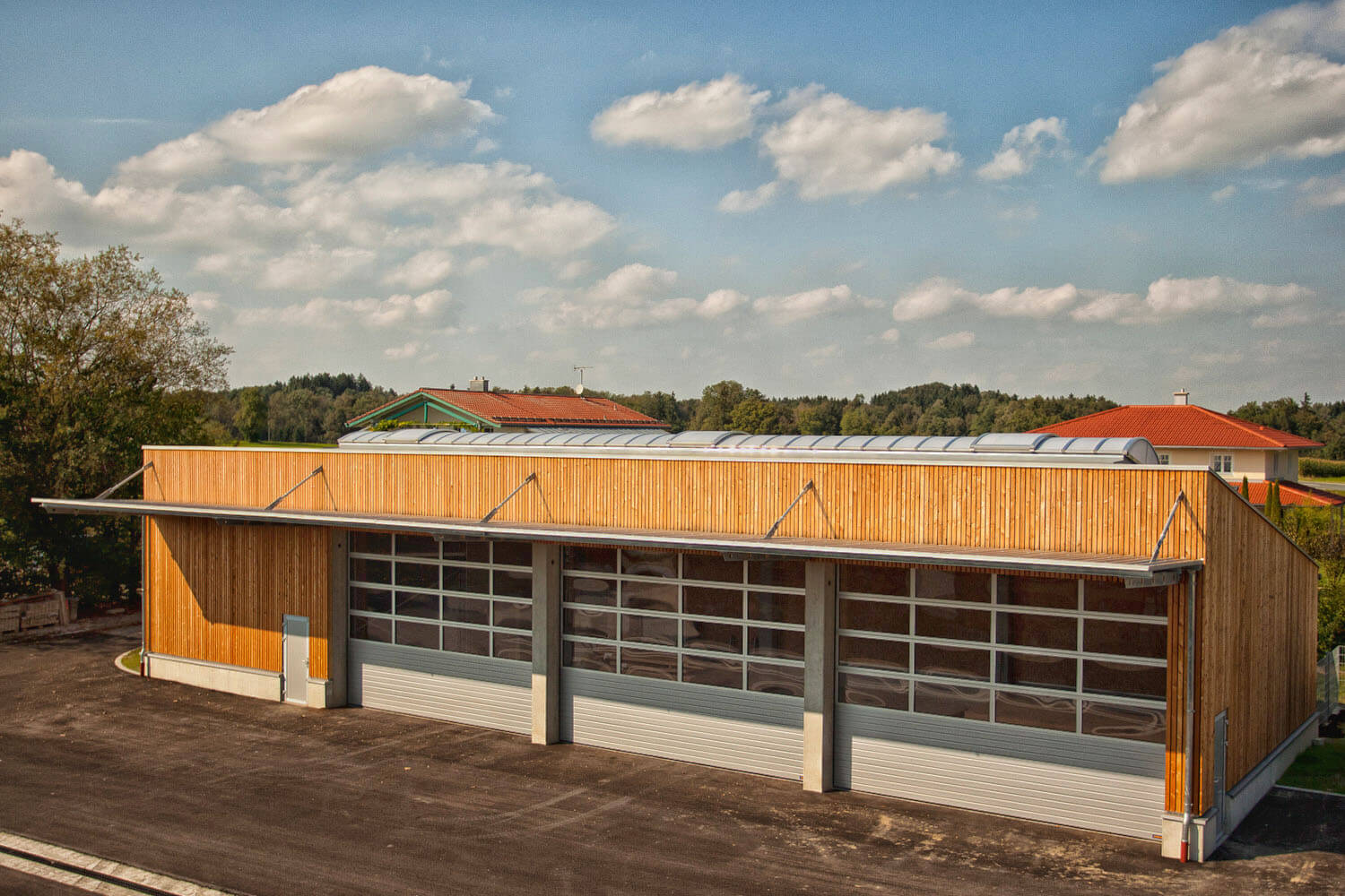 Aufnahmen einer Lagerhalle mit Holzverkleidung