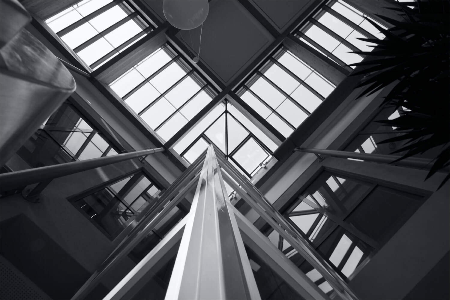 Das Bild zeigt die Dachfensterflächen eines Gebäudes von innen.