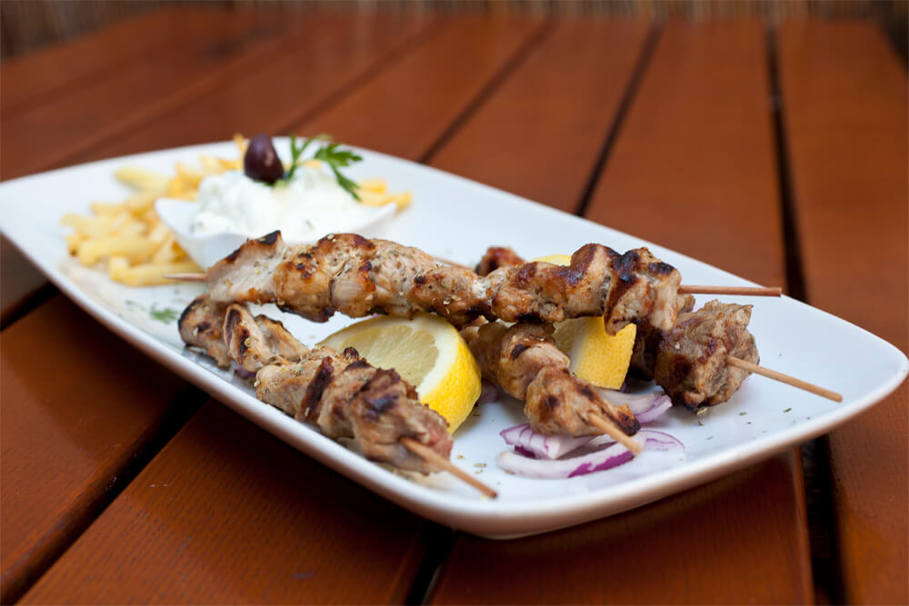 Fleischspieße mit Pommes und Tzatziki