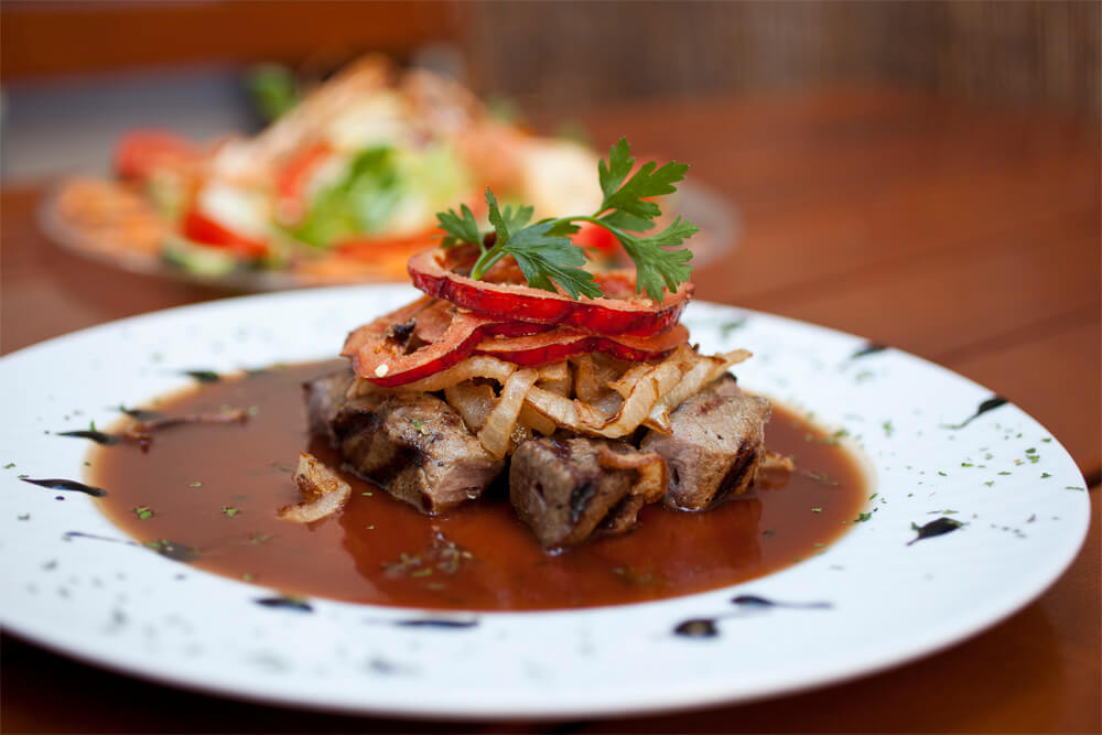 Leber mit gebratenen Zwiebeln auf einem Teller