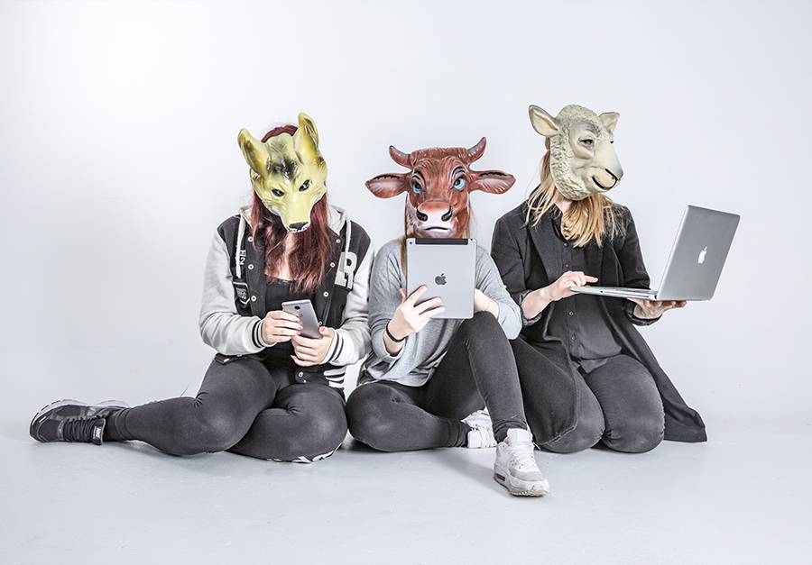 Auf dem Bild sind 3 Personen zu sehen jeweils mit Tiermasken auf den Köpfen und jede ein anderes Digitales Gerät in der Hand